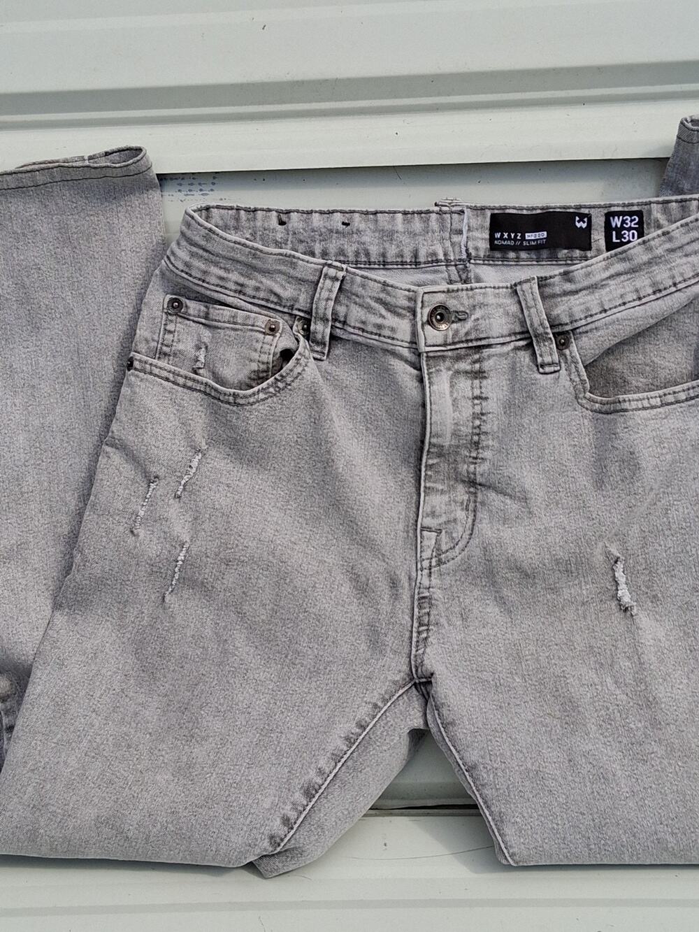 WXYZ NOMAD FIT RETRO MENS LIGHT GREY DISTRESSED JEANS SEMI ACID WASH SIZE 30 25